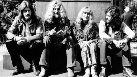 Mitglieder der Popgruppe Led Zeppelin (von links), John Bonham, Robert Plant und Jimmy Page, mit Sängerin Sandy Denny nach der Auszeichnungen mit dem Melody Maker Pop Poll in London, 1970. Sandy Denny wurde zur besten Sängerin Großbritanniens gewählt. 