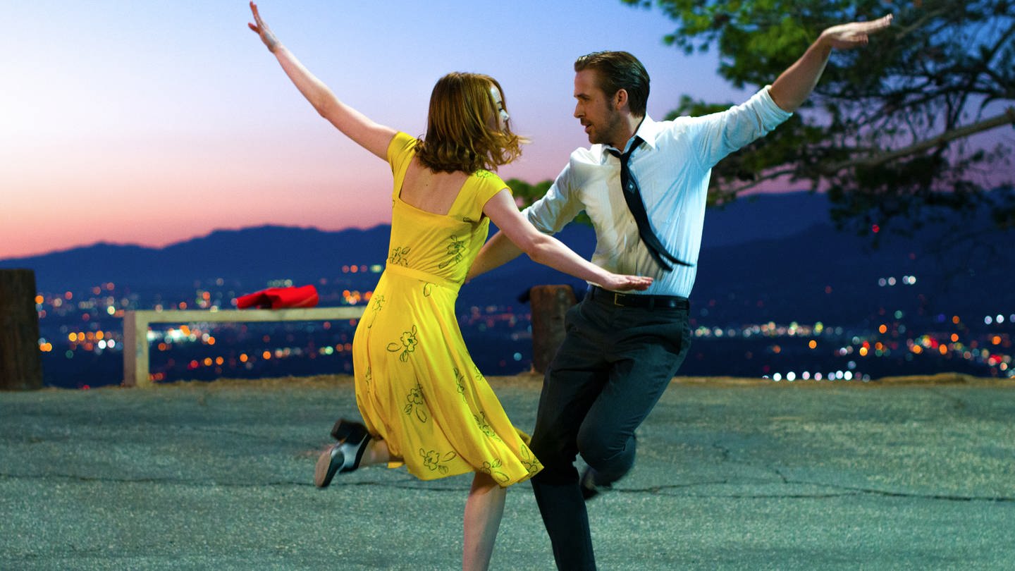 Emma Stone und Ryan Gosling tanzen im Film lalaland vor Hollywoodkulisse (Foto: dpa Bildfunk, picture alliance/AP Photo | Dale Robinette)