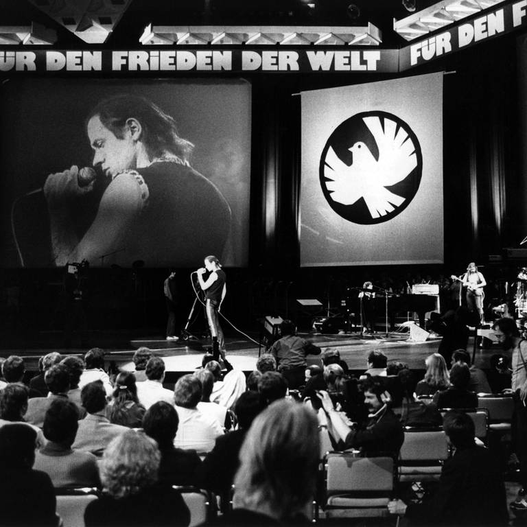 Rockmusiker Udo Lindenberg nimmt am 25.10.1983 im Palast der Republik in Ostberlin an dem Friedenskonzert teil