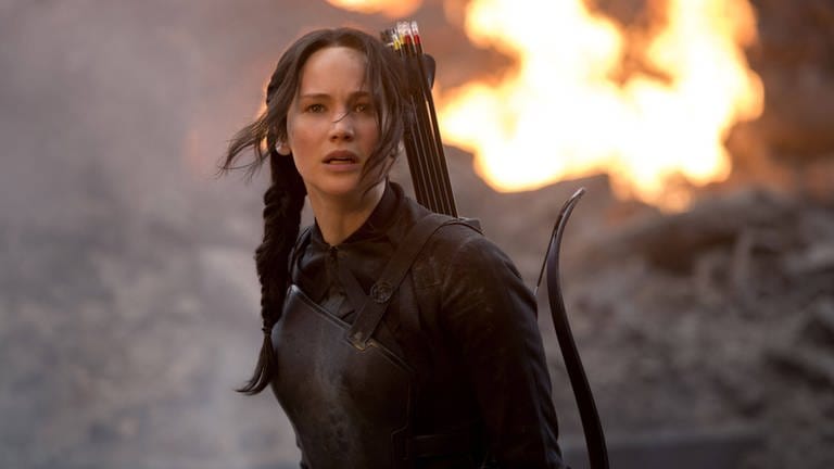 Ein Filmstill aus "Die Tribute von Panem: Mockingjay Teil 1" (2014): Jennifer Lawrence als Katniss Everdeen (Foto: IMAGO, MAGO / ZUMA Wire)