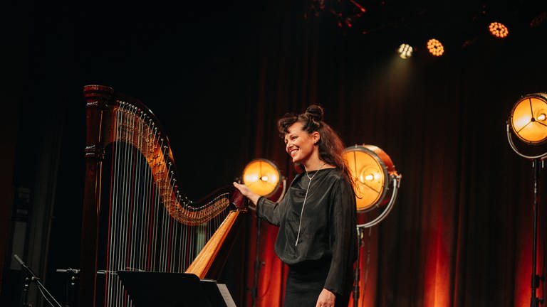 Lächelnde Frau neben Harfe auf einer Bühne (Foto: SWR, Oliver Matlok)