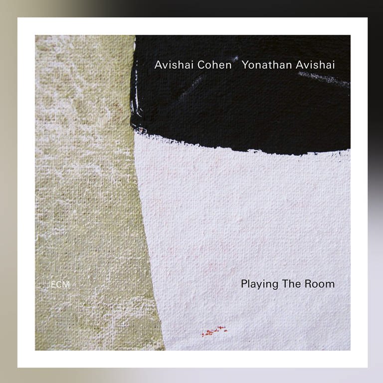 „Playing the room“  von Avishai Cohen und Yonathan Avishai (Foto: Pressestelle, ECM Records)