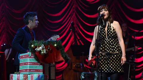 M. Ward, und Zooey Deschanel (She & Him) bei der "A Very She & Him Christmas Party" 2018 (Foto: picture-alliance / Reportdienste, picture alliance/AP Images | Chris Pizzello)