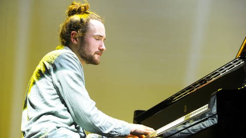 Der schottische Jazz-Pianist Fergus McCreadie beim Internationalen Jazz Festival Münster 2023.  (Foto: IMAGO, IMAGO / Sven Thielmann)