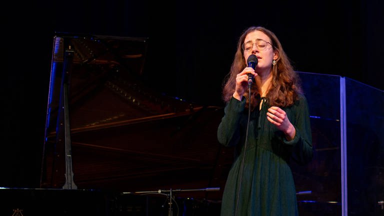 Die Sängerin Lilly Löffler steht auf der Bühne und singt in Mainz bei einer SWR2 Jazz College Veranstaltung (Foto: SWR, Konrad Bott)