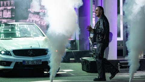 Rapper und Sänger Apache 207 steht bei seinem Auftritt in der Waldbühne neben einem Mercedes SL. (2023)