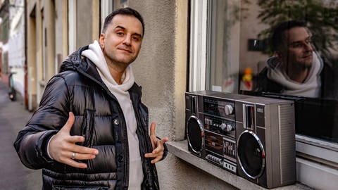 Özcan Cosar ist heute erfolgreicher Comedian. Seine Karriere begann jedoch als Breakdancer. Hiervon berichtet er als Überraschungsgast in Heidelberg. (Foto: ard-foto s2-intern/extern, NDR/David Meister)
