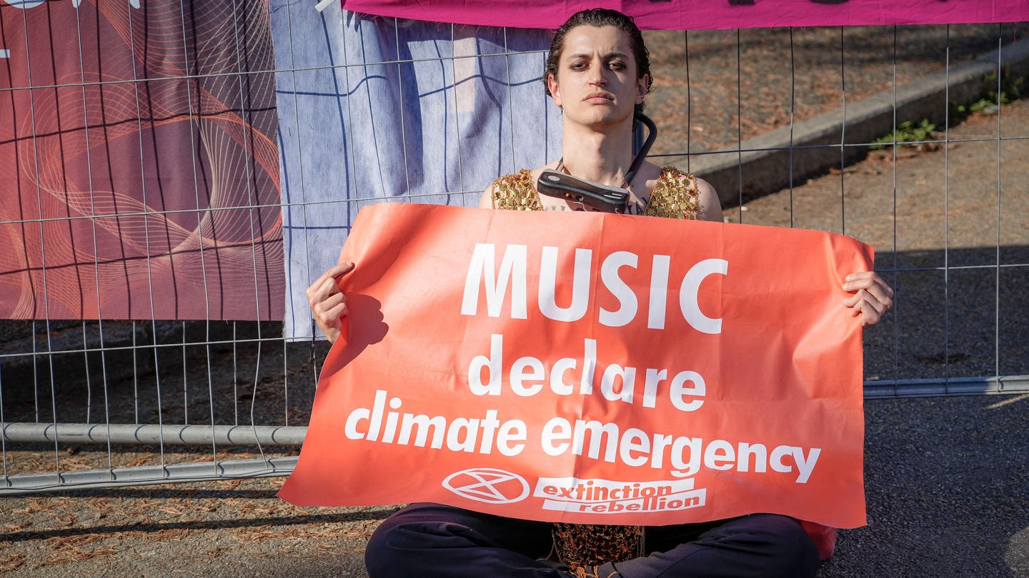 Aktivist von Extinct Rebellion bei einem Konzert in Turin (2022) (Foto: IMAGO, IMAGO / UIG)