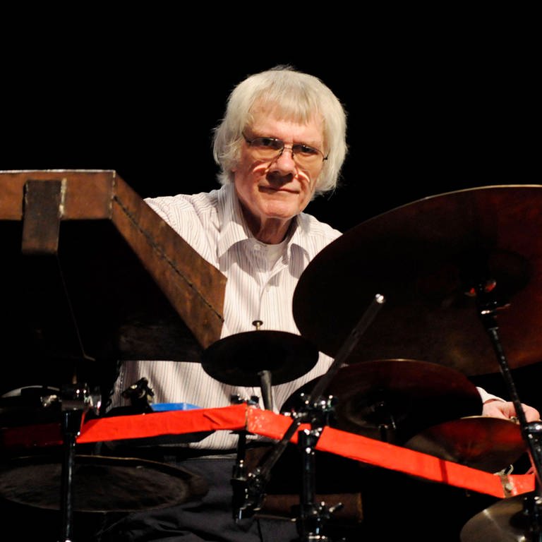 Der englische Jazz-Schlagzeuger Tony Oxley  im Jahr 2008 beim 37. Moers Festival (Foto: IMAGO, Sven Thielmann)