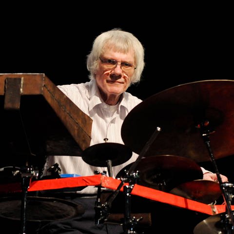 Der englische Jazz-Schlagzeuger Tony Oxley  im Jahr 2008 beim 37. Moers Festival (Foto: IMAGO, Sven Thielmann)
