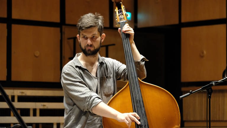 Kai-Erik Enkelmann am Bass (Foto: SWR, Volker Brzezinski)