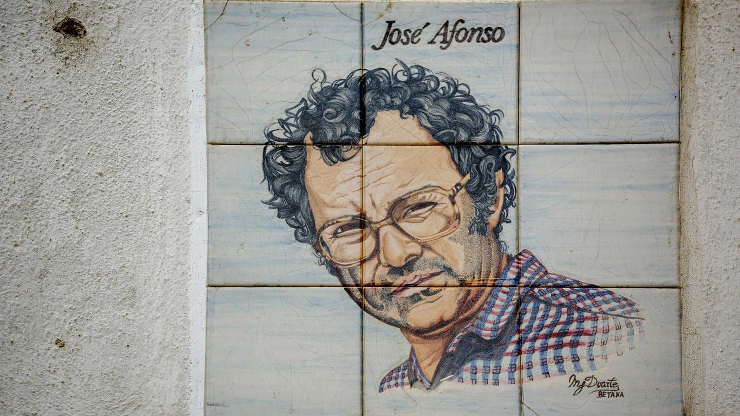 Volksheld: Jose Afonso auf einer Kachel an einer Hauswand in Portugal (Foto: IMAGO, Copyright: Hans Blossey)