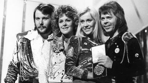 ABBA mit der Gewinnermedaille des Eurovision Song Contest 1974 (Schwarz-weiß)