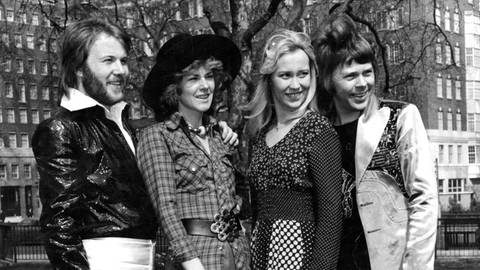 ABBA posieren für ein Foto in Brighton