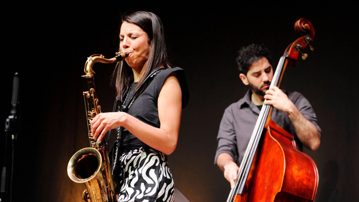 Die chilenische Jazz-Saxophonistin Melissa Aldana mit dem Bassisten Pablo Menares. (Foto: IMAGO, Sven Thielmann)