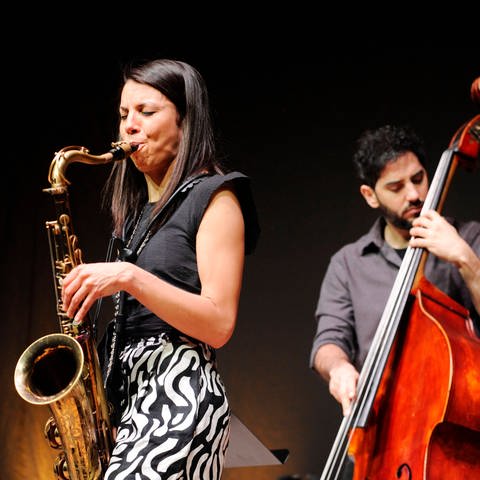 Die chilenische Jazz-Saxophonistin Melissa Aldana mit dem Bassisten Pablo Menares.