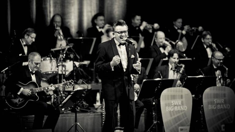 Götz Alsmann und die SWR Big Band auf der Bühne (Foto: SWR, SWR - Lena Semmelroggen)
