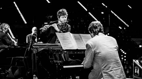 Magnus Lindgren und Pianist auf der Bühne