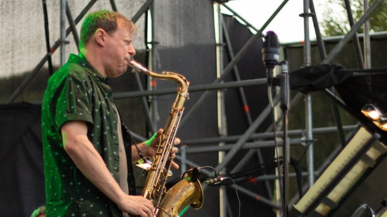 Chris Potter spielt Saxophon auf der Bühne