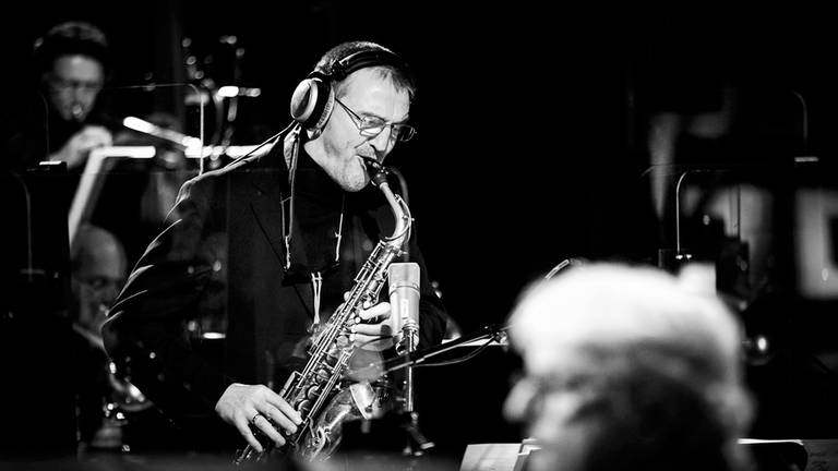 Matthias Erlewein am Saxofon (Foto: SWR, Lena Semmelroggen)