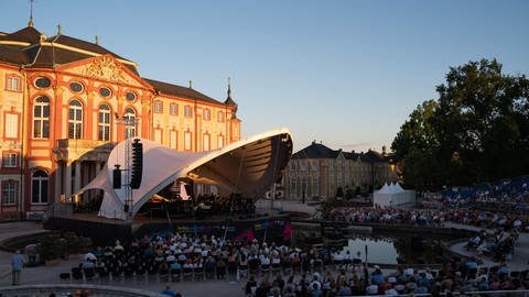 Schlossfestival Bruchsal mit Bühne und Publikum