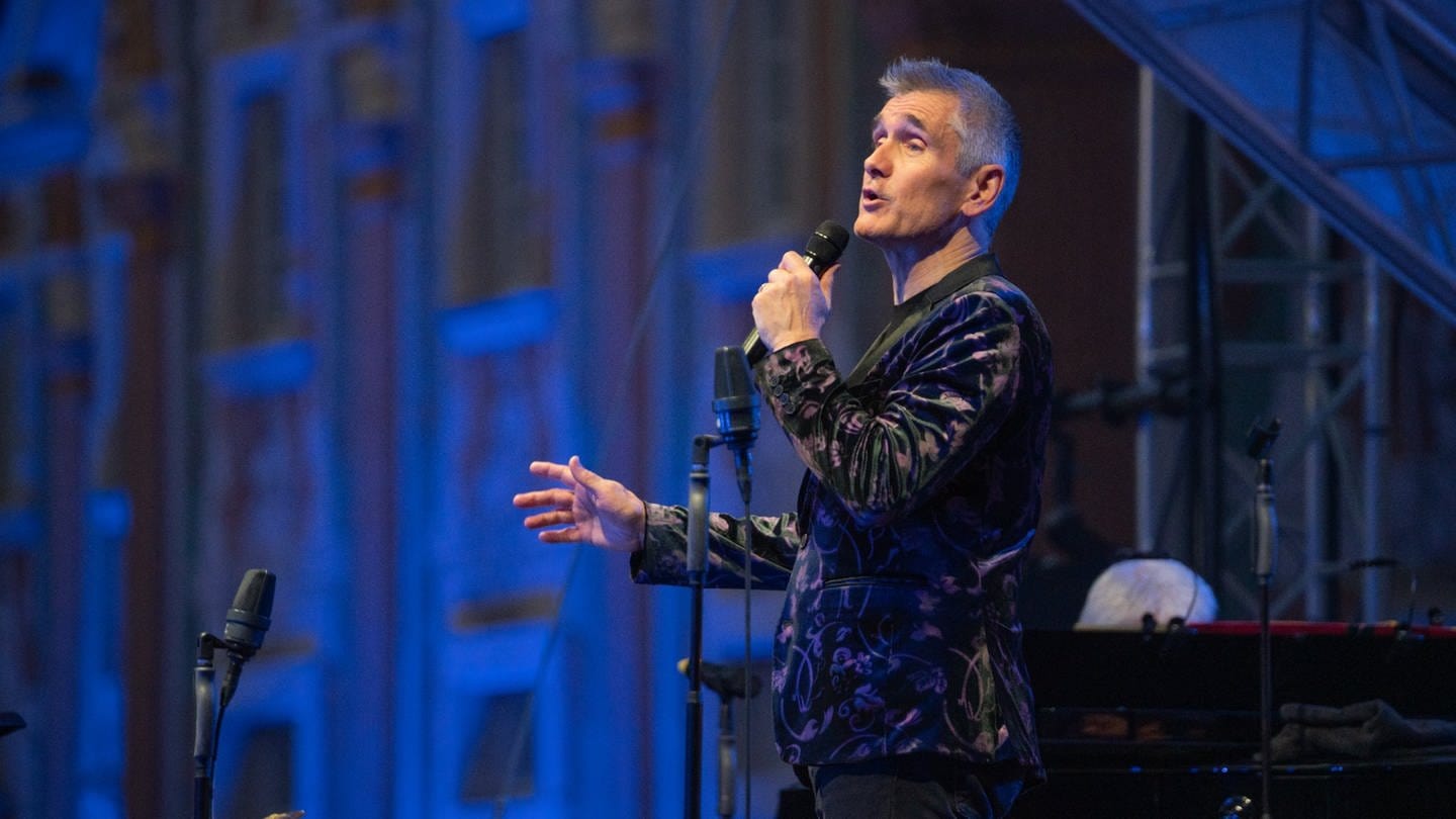 Curtis Stigers singt auf der Bühne (Foto: SWR, Julia Kesch)