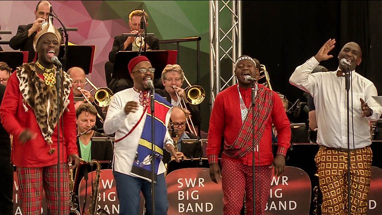 Afrikanische Sänger und die SWR Big Band (Foto: SWR)