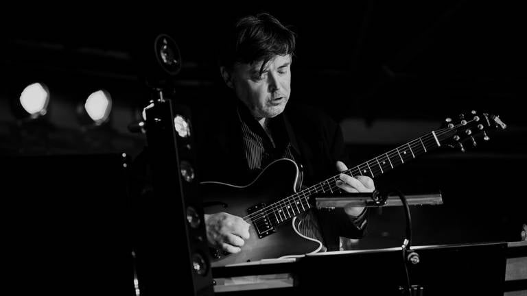 Frank Kuruc an der Gitarre (Foto: Lena Semmelroggen)