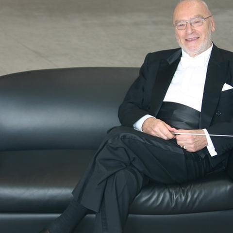 Michael Gielen auf einem Sofa sitzend (Foto: SWR, SWR - Wolfram Lamparter)