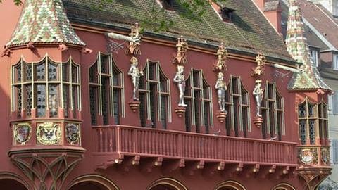 Die Fassade des Historischen Kaufhauses am Freiburger Münsterplatz (Foto: picture-alliance / dpa, picture-alliance / dpa - Rolf_Haid)