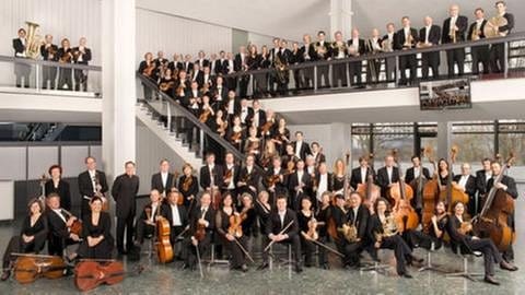 Ein Gruppenbild der Musiker der Deutschen Radio Philharmonie Saarbrücken Kaiserslautern (Foto: Pressestelle, Deutsche Radio Philharmonie Saarbrücken Kaiserslautern)
