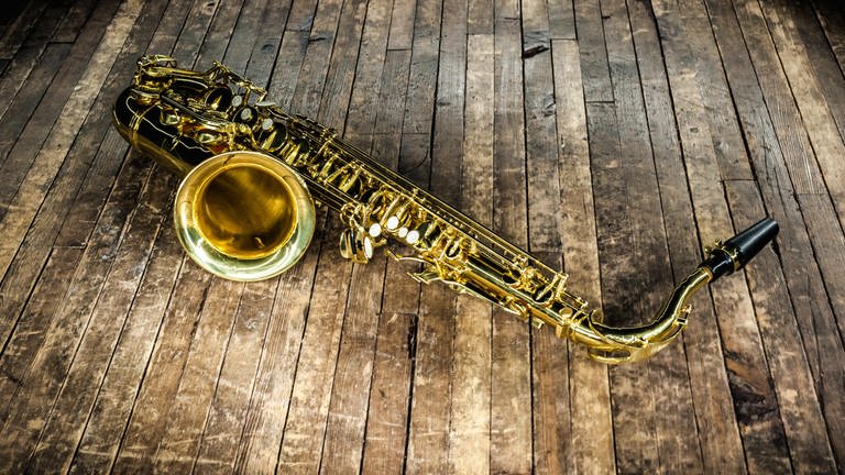 Saxophon auf dunkler Holzbühne