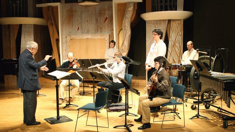 Pierre Boulez dirigiert das Ensemble Intercontemporain a la Cite de la Musique Paris (Foto: IMAGO, imago/Leemage)