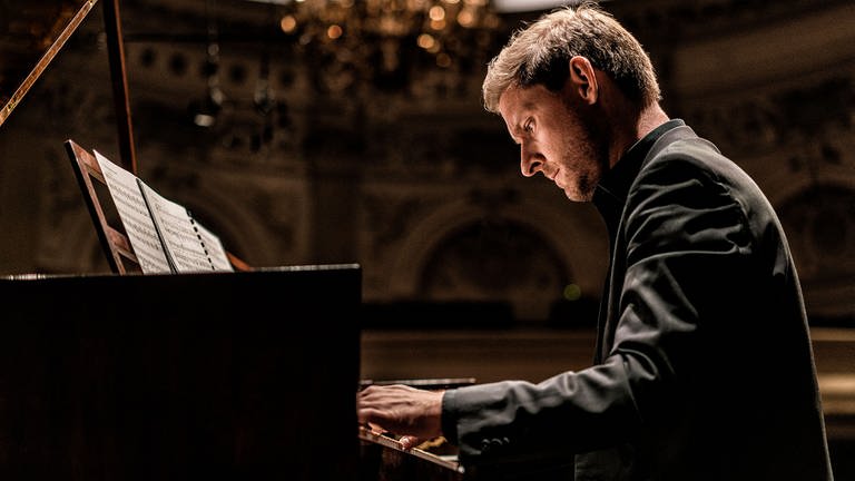 Kristian Bezuidenhout am Klavier (Foto: Pressestelle, Marco-Borggreve)