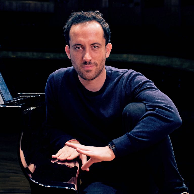 Igor Levit, Mann in dunkler Kleidung vor dunklem Hintergrund am Klavier (Foto: Pressestelle, Felix Broede / Sony Classical)