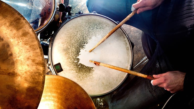 Mann spielt Schlagzeug - Vogelperspektive (Foto: IMAGO, IMAGO / YAY Images)