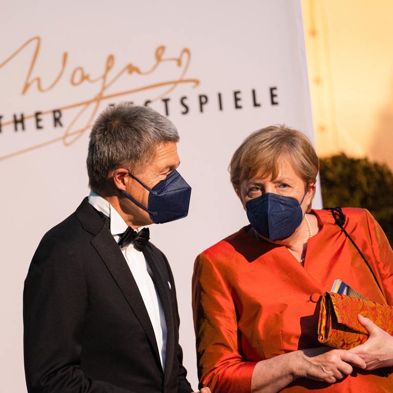 Eröffnung der Richard-Wagner-Festspiele 2021. Die Bundeskanzlerin Angela Merkel (CDU)unterhält sich mit ihrem Ehemann Joachim Sauer nach der Premiere im Festspielhaus auf dem Grünen Hügel.  (Foto: dpa Bildfunk, Aktuell)