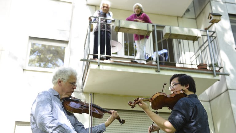 Zwei Musiker des Stuttgarter Kammerorchesters beim 106. Geburtstag einer Dame aus dem Pflegestift Esslingen (Foto: Pressestelle, Reiner Pfisterer)