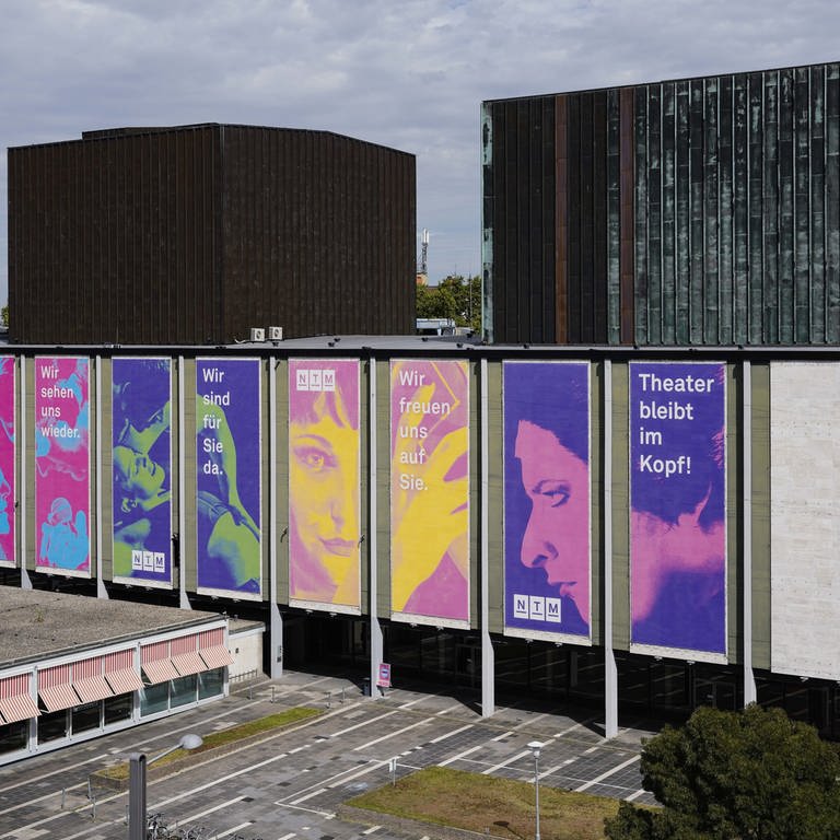 Große Transparente hängen an der Fassade des Nationaltheater am Goetheplatz. (Foto: picture-alliance / Reportdienste, Picture Alliance)