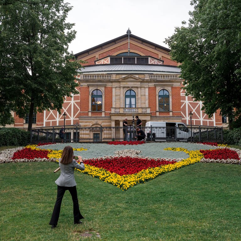 Blumen vor dem Bayreuther Festspielhaus (Foto: picture-alliance / Reportdienste, Daniel Vogl)