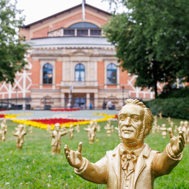 Wagner-Figuren des Konzeptkünstler Ottmar Hörl vor dem Bayreuther Festspielhaus (Foto: picture-alliance / Reportdienste, Daniel Karmann)