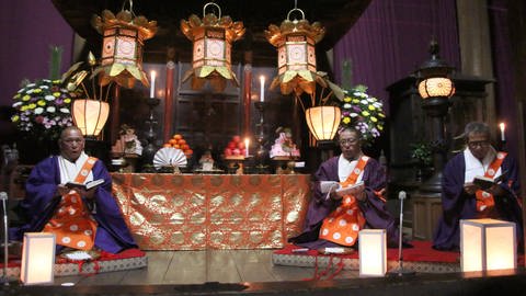 Buddhistische Mönche beim Shomyo-Gesang