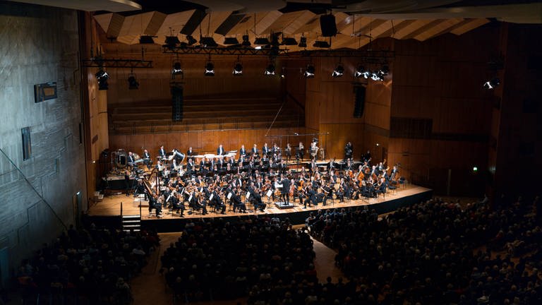 Teodor Currentzis leitet das SWR Symphonieorchester in der Stuttgarter Liederhalle (Foto: SWR, Moritz Metzger)