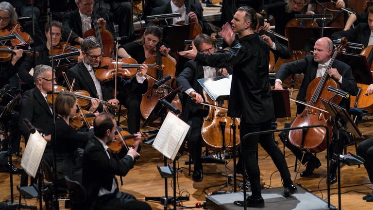 Teodor Currentzis leitet das SWR Symphonieorchester in der Stuttgarter Liederhalle (Foto: SWR, Moritz Metzger)