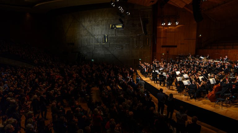 Teodor Currentzis leitet das SWR Symphonieorchester in der Stuttgarter Liederhalle (Foto: SWR, Moritz Metzger / wpsteinheisser)