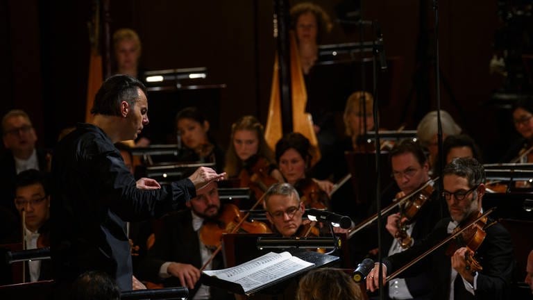 Teodor Currentzis leitet das SWR Symphonieorchester in der Stuttgarter Liederhalle (Foto: SWR, wpsteinheisser)