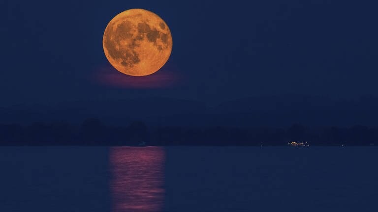 Aufgehender Mond spiegelt sich im Chiemsee (Foto: IMAGO, xblickwinkel/A.xHartlx)