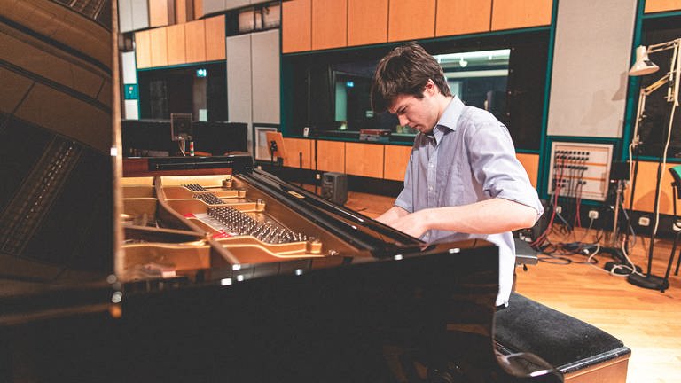 Der Pianist Robert Neumann, SWR2 New Talent, bei den #zusammenspielen-Aufnahmen im SWR-Studio (Foto: SWR, Paul Gärtner)