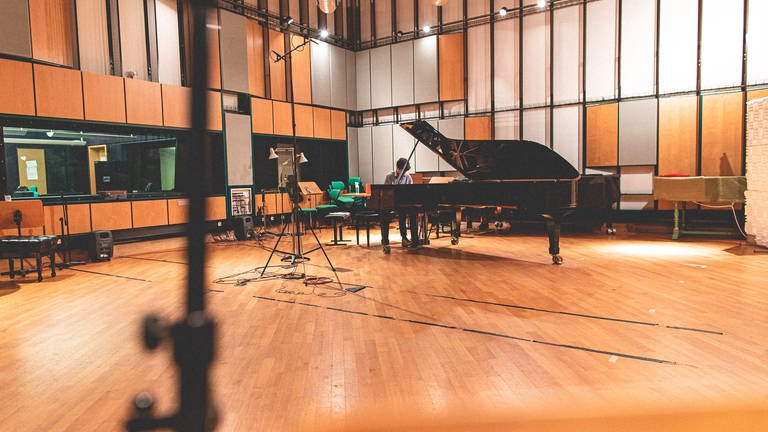 Der Pianist Robert Neumann, SWR2 New Talent, bei den #zusammenspielen-Aufnahmen im SWR-Studio (Foto: SWR, Paul Gärtner)