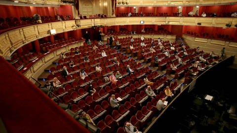 Abstand im Teatro Real Madrid (Foto: picture-alliance / Reportdienste, Juan Carlos Rojas)